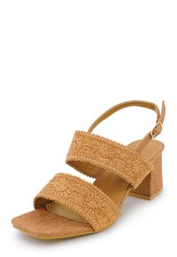 Bruine, geweven sandalen met twee brede banden en een vierkante neus. Heeft een gestructureerde blokhak en een verstelbare enkelband. Platte zool.