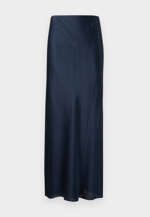 Tmavomodrá saténová sukňa dĺžky po členky s hladkým, priamym strihom a jemným rozšírením pri spodnom leme na jednoduchom svetlom pozadí.