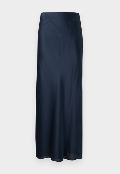 Σκούρο μπλε ναυτικό σατέν φούστα μέχρι τον αστράγαλο με ομαλή, ίσια εφαρμογή και ελαφριά φούντα στο τελείωμα, πάνω σε απλό ανοιχτό φόντο.
