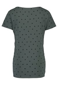 Camiseta verde de manga corta con un patrón de estrellas en negro, con un corte holgado y cuello redondo. Material de algodón suave.