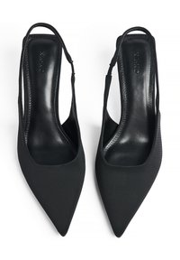 Tacchi a slingback neri con punta affusolata, realizzati in tessuto liscio, che presentano una silhouette elegante e un design minimalista.