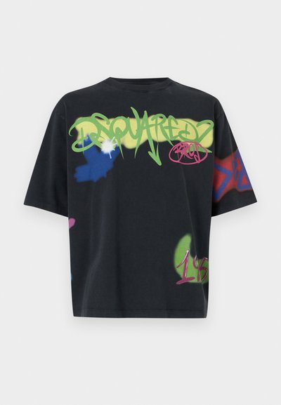 Μαύρο υπερμεγέθες T-shirt με πολύχρωμο κείμενο σε στυλ γκράφιτι και αφηρημένα σχέδια σπρέι σε πράσινο, μπλε, ροζ και κόκκινο.