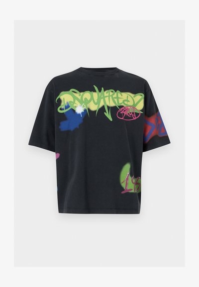 Μαύρο υπερμεγέθες T-shirt με πολύχρωμο κείμενο σε στυλ γκράφιτι και αφηρημένα σχέδια σπρέι σε πράσινο, μπλε, ροζ και κόκκινο.