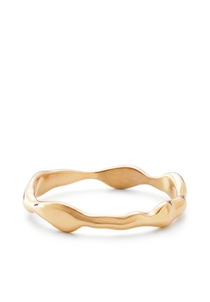 Kultasävyinen metallirannekoru, jossa on epäsäännöllinen, aaltoileva ympyräkuvio ja sileä, kiillotettu pinta.