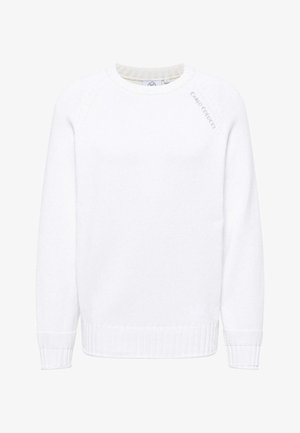 Witte gebreide trui met een ronde hals, ribgebreide manchetten en zoom. Heeft subtiele branding op de linkerschouder en een zachte textuur.