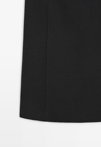 Czarna, dopasowana spódnica o gładkiej fakturze, z prostym krojem i subtelnym zakładkowym zdobieniem, wykonana z lekkiego materiału.