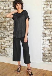 Next PLISSÉ SHORT SLEEVE STANDARD - Bluse - black
