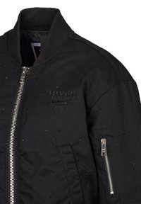 Zwarte bomberjack met een geribbelde kraag, voorzien van decoratieve studs, een ritssluiting aan de voorkant en zijzakken. Geborduurd logo op de borst.