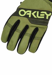 Guanto in pelle verde con dettagli neri, caratterizzato da un logo giallo "OAKLEY" ben visibile sul polsino e una superficie testurizzata sulle dita.