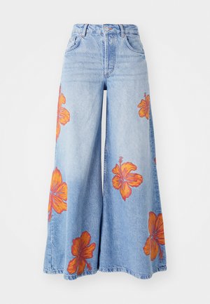 Széles lábú, világoskék farmernadrág, élénk narancssárga hibiszkusz virág hímezéssel az elején. Magas derekú kialakítás, klasszikus gombzárral.