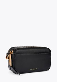 Portefeuille en cuir noir avec fermeture éclair, doté de ferrures dorées, d'une forme rectangulaire élégante et d'un logo discret à l'avant.