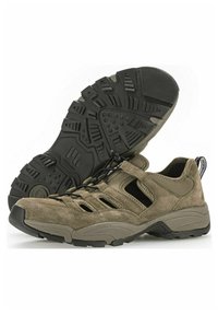 Herren Wanderschuhe aus olivgrünem Wildleder mit schwarzen Gummisohlen. Das offene Design verfügt über seitliche Ausschnitte und elastische Schnürsenkel für ein einfaches Anziehen.