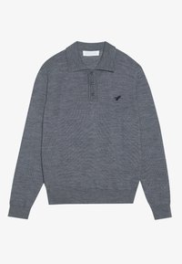 Grå langærmet polo skjorte lavet af strikket stof, med knapkrave, ribbede manchetter og et lille sort logo på brystet.