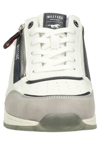 Białe i niebieskie sneakersy o zróżnicowanej fakturze, z perforowaną skórzaną cholewką, szarymi zamszowymi akcentami oraz detalem w postaci bocznego zamka.