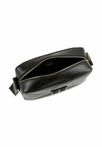 Borsa in pelle nera con forma rettangolare, dotata di chiusura con doppia zip e design elegante. Accenti metallici sottili visibili.