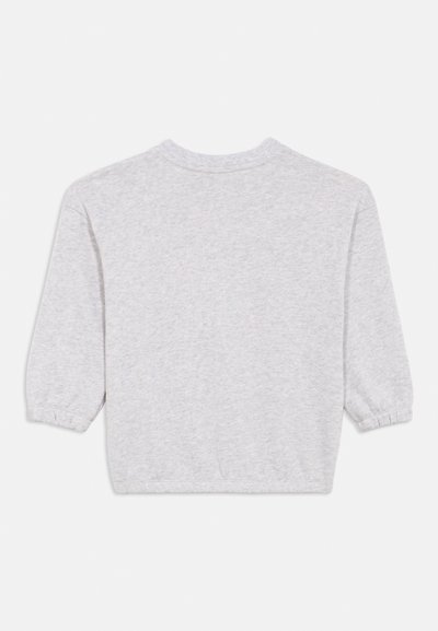 Szary sweter z długimi rękawami, okrągłym dekoltem i elastycznymi mankietami. Wykonany z miękkiej bawełnianej tkaniny o fakturowanym wykończeniu. Widok z tyłu.