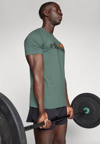 Ellesse CELLA  - Nyomott mintás póló - green