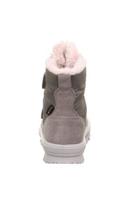 Graue Knöchelstiefel mit einem weichen rosa Pelzkragen, einem Klettverschluss und einer strukturierten Wildlederoberfläche. Verfügt über eine robuste weiße Sohle und einen Fersenlasche.