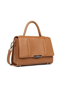 Sac à main en cuir marron au design structuré, avec une poignée supérieure, une bandoulière amovible et un fermoir en métal argenté. Surface texturée avec des coutures.