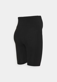 Pantaloni corti neri a vita alta con una texture liscia e un design aderente, caratterizzati da una vita senza cuciture e lunghezza a metà coscia.