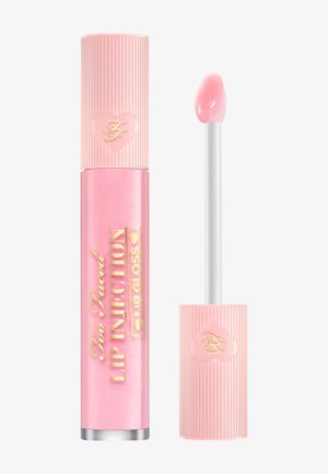 Roze lipgloss in een geribbeld buisje met een hartdetail. Heeft een glanzende, iriserende textuur en een applicator met schuin uiteinde. Gouden tekstaccenten.