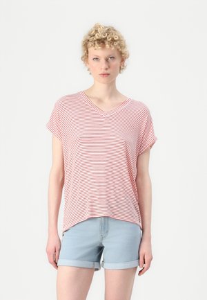 Röd- och vitrandig kortärmad V-ringad T-shirt, tillverkad av mjukt tyg, kombinerad med ljusblå uppvikta denimshorts.