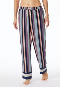 Pruhované pyžamo v odstínech námořnické modré, fialové a pastelových barev; má elastický pas se stahovací šňůrkou a manžetami na koncích.