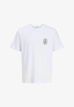 Hvid bomulds T-shirt med rund halsudskæring og korte ærmer. Har et detaljeret grafisk emblem i en dæmpet farve på brystet.