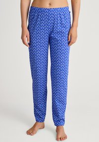 Blauwe pyjamabroek met een wit hartpatroon. Gemaakt van een zachte, lichte stof. Heeft een elastische tailleband en een rechte pijpdesign.