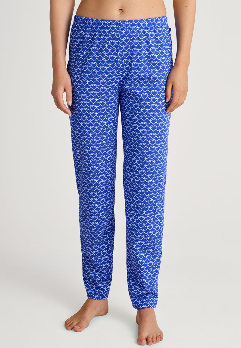 Blauwe pyjamabroek met een wit hartpatroon. Gemaakt van een zachte, lichte stof. Heeft een elastische tailleband en een rechte pijpdesign.