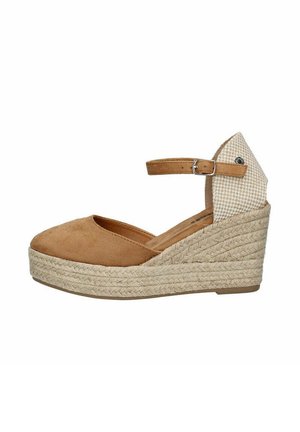 Espadrille de cuña en ante marrón con una suela intermedia de yute. Presenta una correa de tobillo ajustable y un panel trasero con patrón de ajedrez.