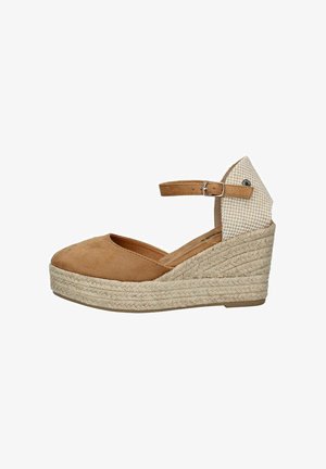 Espadrille de cuña en ante marrón con una suela intermedia de yute. Presenta una correa de tobillo ajustable y un panel trasero con patrón de ajedrez.