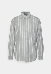 Koszula zapinana na guziki w jasnoszarym materiale w pionowe białe paski. Posiada kołnierzyk, długie rękawy i kieszeń na piersi.