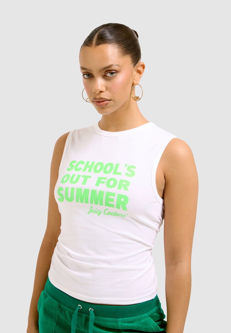 Top bianco senza maniche con testo verde intenso "SCHOOL'S OUT FOR SUMMER" e logo "Juicy Couture". Tessuto in cotone morbido, design aderente.