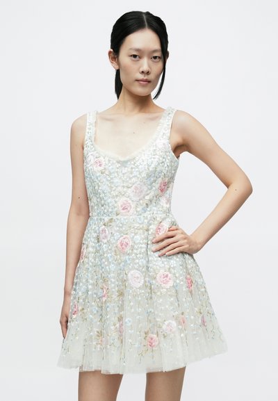 Valge lilleline kleit, millel on istuv ülakeha ja lehvikukujuline seelik. Kaunistatud roosade ja siniste lilledega, läbipaistvast, tekstuurse kangaga.