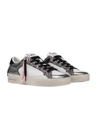 Sneaker basse in pelle bianca, con accenti argento e lacci neri. Presentano una tomaia glitterata nera e argento con un dettaglio etichetta rosa.