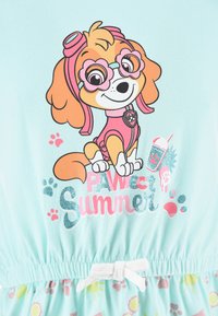 Jasnoniebieska sukienka z rysunkowym psem w różowych okularach, z napisem "Paw-some Summer" w błyszczących literach oraz ściągaczem w pasie.