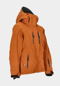 Orange Softshell-Jacke mit hohem Kragen, verstellbarem Kapuze, Reißverschlusstaschen und schwarzen Akzenten. Hergestellt aus wetterfestem Material.