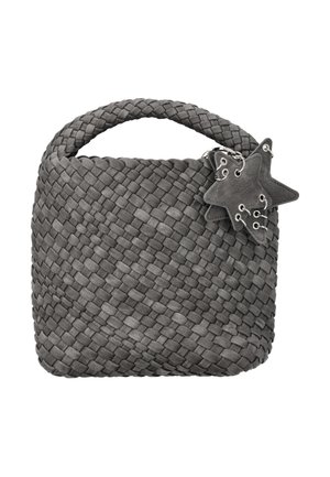 Szara pleciona torebka z grubym plecionym uchwytem i dwoma zawieszkami z tkaniny w kształcie gwiazdek przymocowanymi blisko góry.