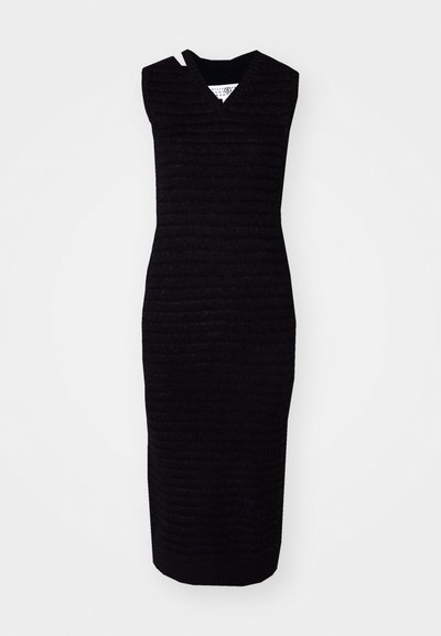 Melnā adīta kleita ar V-veida kakla izgriezumu, bez piedurknēm, ribota tekstūra un pieguļoša silueta. Beidzas zem ceļgala.