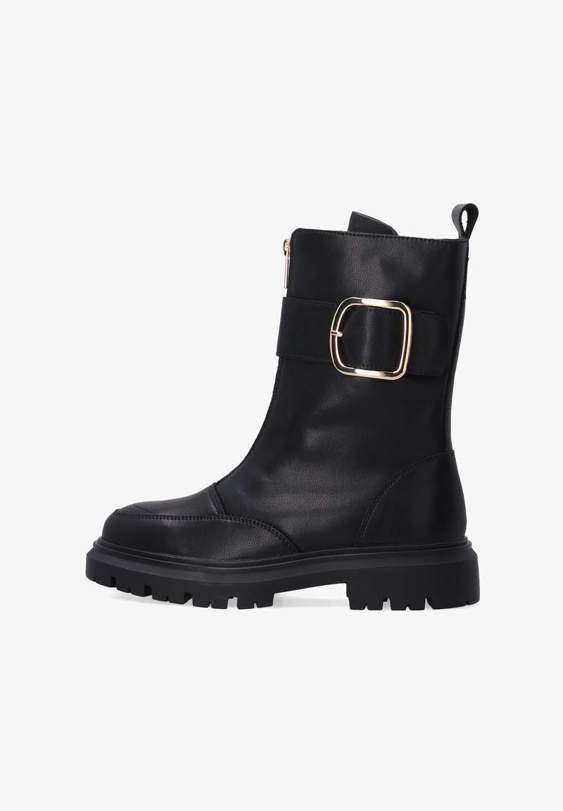 Černá kožená kotníková bota s detailem přezky, zipovým uzávěrem a texturovanou gumovou podrážkou. Disponuje zaoblenou špičkou a robustním designem.