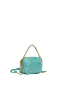 Teal compacte handtas met geometrisch reliëfontwerp, gouden hardware, kettingriem en ritssluiting. Gestructureerd oppervlak met gladde accenten.