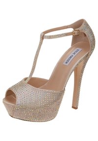 Sandales à talons hauts beige avec un bout ouvert, ornées de strass multicolores, dotées d'une lanière en T et d'un talon aiguille.