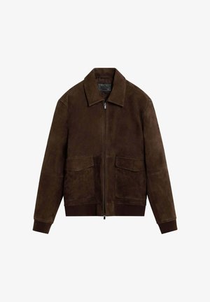 Chaqueta de ante marrón con collar tipo camisa, cierre frontal con cremallera, dos bolsillos de parche y puños acanalados en el dobladillo. Textura suave.