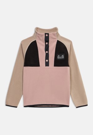 Fliisist pullover beežide varrukate, roosa esipaneeli, mustade üla-rindkere osade, trukkidega ploki ja välisbrändi logoga rinnal.