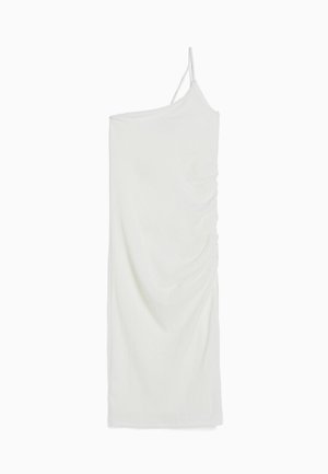 Robe midi asymétrique blanche avec une bretelle fine d'un côté et un détail froncé sur le côté, tissu lisse, silhouette ajustée.