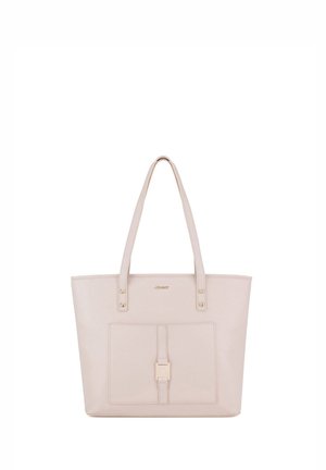 Bolso tote de cuero beige con dos asas largas, bolsillo cuadrado frontal con detalle de correa y hebilla, y un logo sutil encima del bolsillo.