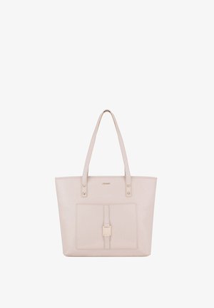Beige lædertaske med to lange håndtag, firkantet frontlomme med rem og spænde, samt et diskret logo over lommen.