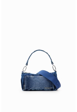 Sac à main en denim bleu avec poche zippée devant, une poignée courte et une large bandoulière réglable, marqué du logo "Desigual".