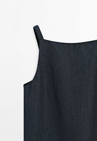 Zwarte denim mouwloze jurk met dunne bandjes en een rechte halslijn op een witte achtergrond.